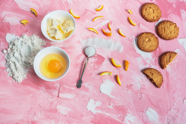 Cuocere gustosi biscotti su uno sfondo rosa
 - Foto, immagini