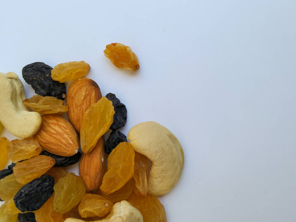 Suché ovoce a ořechy Hromada izolovaných v bílém pozadí - Fotografie, Obrázek