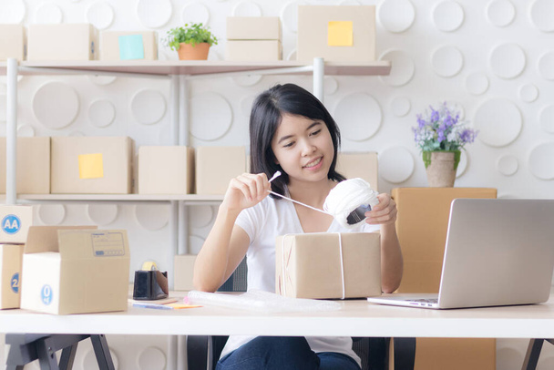 Asian Young Women happy , business owner working at home packaging . online shopping SME entrepreneur ,freelance working concept. - Foto, Imagen