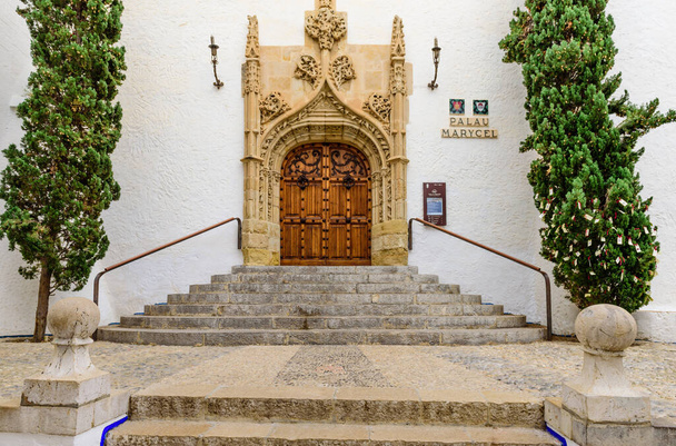 Ситжес, Испания - 2 января 2020 года: Осмотр достопримечательностей Ситжеса. Красивый вход в католическую церковь
 - Фото, изображение