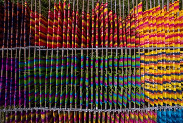 Barevné Batik zavěšení do sucha po kreslení batik procesu - Fotografie, Obrázek
