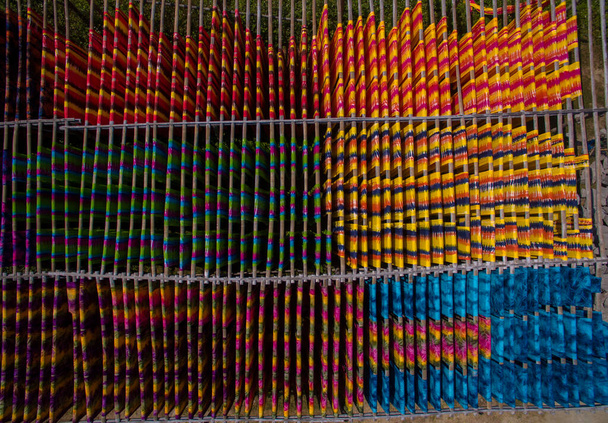 Разноцветный Батик висит на сухой после рисования батик процесса - Фото, изображение