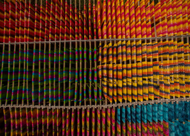 Kolorowy Batik wiszący do wyschnięcia po narysowaniu procesu batik - Zdjęcie, obraz