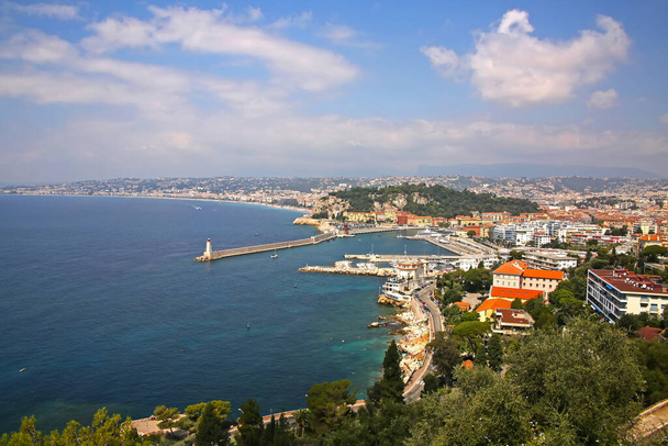 Gyönyörű kilátás Nizza kikötőjére Mont Boronból. Is láthatjuk a Promenade des Anglais, a kikötő, épületek és a Földközi-tenger, Nizza, Francia Riviéra, Provence, Cote d 'Azur, Franciaország.  - Fotó, kép