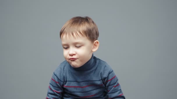 Маленький чотирирічний хлопчик на сірому фоні
 - Кадри, відео