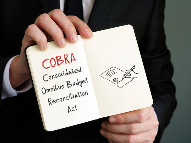 Concepto de negocio que significa COBRA Consolidated Omnibus Budget Reconciliation Act con frase en la página
. - Foto, Imagen