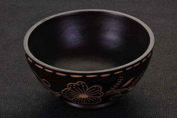 Пустая деревянная чаша на черном фоне
 - Фото, изображение