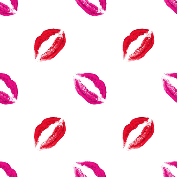 Naadloos patroon van rode en roze lippenstift kus print op witte achtergrond geïsoleerde, sexy lippen make-up stempel herhalen ornament, trendy make-up wallpaper, schoonheid achtergrond, mode banner, liefde design - Foto, afbeelding