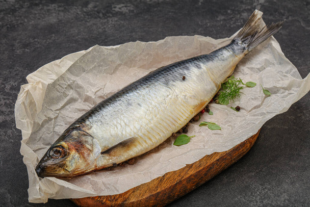 Pesce di aringa salato con pepe e spezie - Foto, immagini