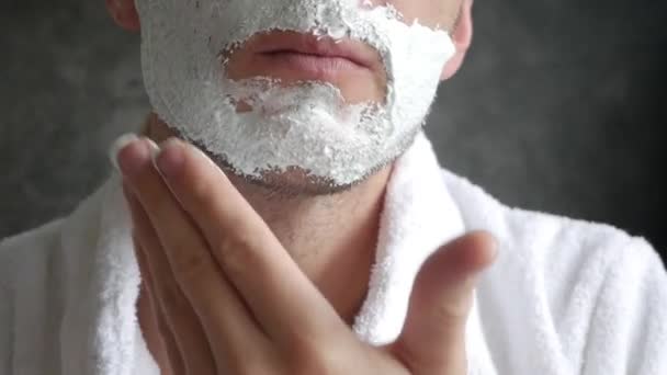 Mies laittaa parranajon vaahto parta - Materiaali, video