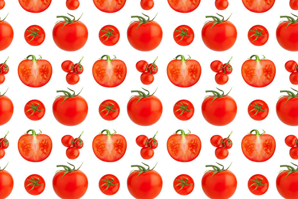 Beyaz zemin üzerinde pürüzsüz kırmızı domates deseni izole edilmiş yakın plan, kesim ve tüm vişneli domates yinelenen süs, taze sebze sanat duvar kağıdı, sağlıklı doğal gıda konsepti, modaya uygun baskı tasarımı - Fotoğraf, Görsel