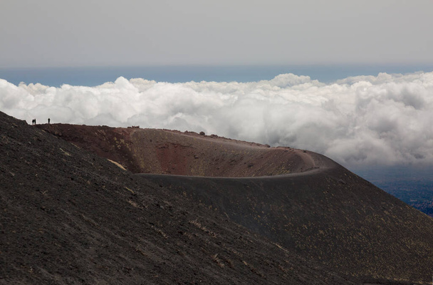 Vista del cono volcánico en la montaña del Etna
 - Foto, imagen