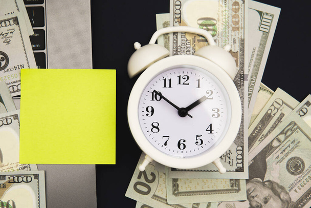 紙幣の目覚まし時計。時間はお金の概念である。金を稼ぐ時間だ。目覚まし時計とドル。テキストのスペース - 写真・画像