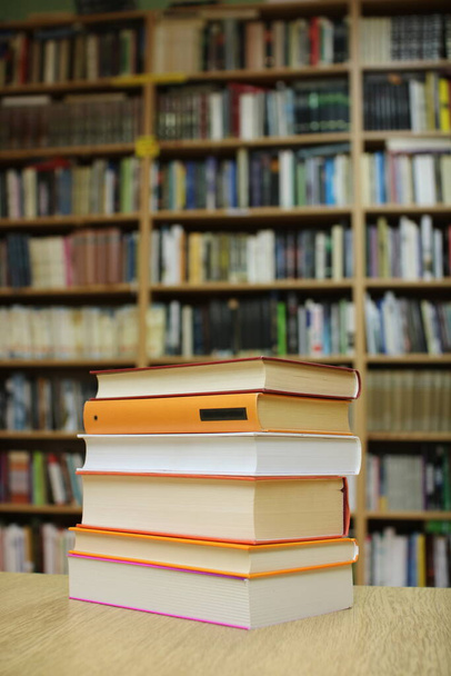 Hromada knih v knihovně - Fotografie, Obrázek