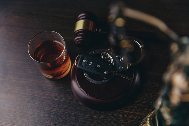 Whiskey z kluczykami i kajdankami. Koncepcja picia i prowadzenia pojazdów - Zdjęcie, obraz
