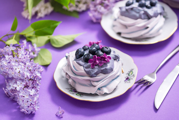 Porcelain plate with meringue with whipped cream decorated with  - Фото, зображення