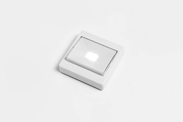 Светодиодная лампочка с включенным выключателем, изолированная на белом фоне. Фото высокого разрешения
. - Фото, изображение
