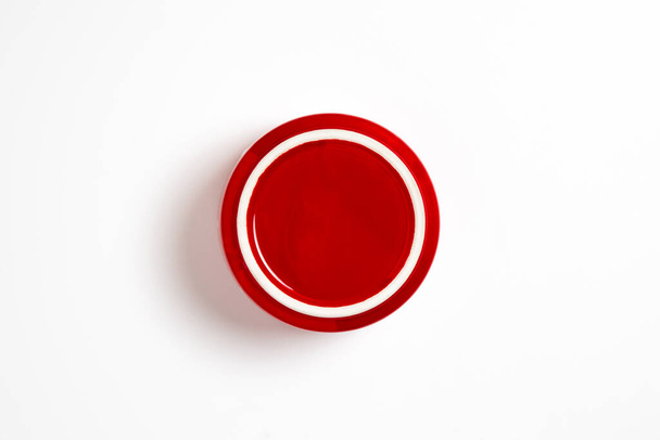 Keramische ronde voedsel container Mock-up geïsoleerd op witte achtergrond. Rode diepe kom. Hoge resolutie foto. Bovenaanzicht. - Foto, afbeelding