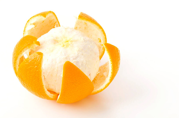 Hassaku Orange und Schale auf weißem Hintergrund - Foto, Bild