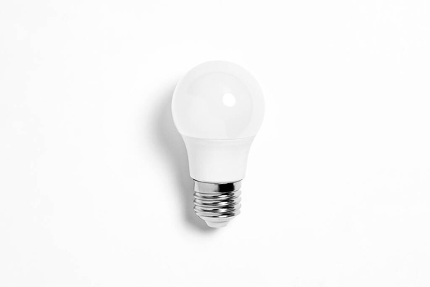 LED-Glühbirne isoliert auf weißem Hintergrund. LED-Lampe vorhanden. Foto in hoher Auflösung. - Foto, Bild