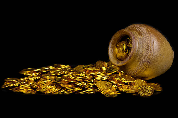 Χρυσό νόμισμα σε θησαυρό παλιό δοχείο σε μαύρο φόντο - Φωτογραφία, εικόνα
