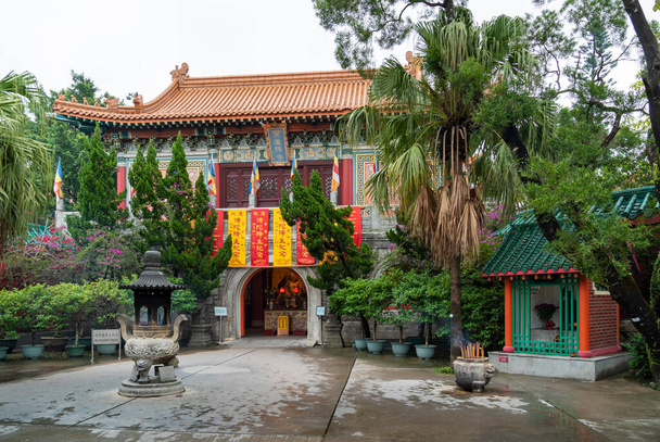 Вхід до монастиря Пхо Лін, село Нгон Пінг, Лантау, Гонконг - Фото, зображення
