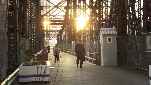 Ihmiset kävelevät vanhan sillan yli Bostonissa
 - Valokuva, kuva