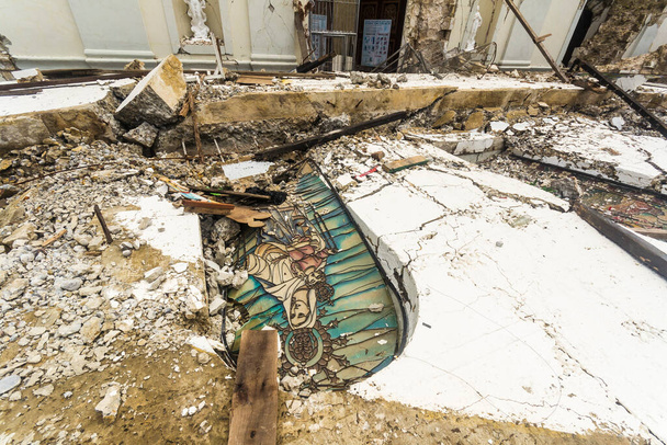 ボホールでの地震の後、ステンドグラスと崩壊した壁を粉砕. - 写真・画像