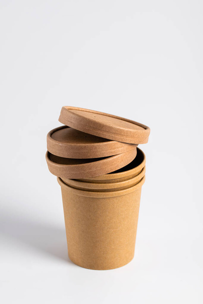Empty paper soup cup on a white background. Brown food container for ice cream, noodles or other dishes. ecological product that can decompose naturally. - Фото, зображення