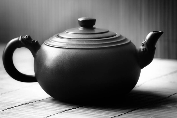 Close Up alte Keramik Teekanne. Vintage-Hintergrund. Schwarz-Weiß-Bilder. Konzept der Teezeremonie. - Foto, Bild