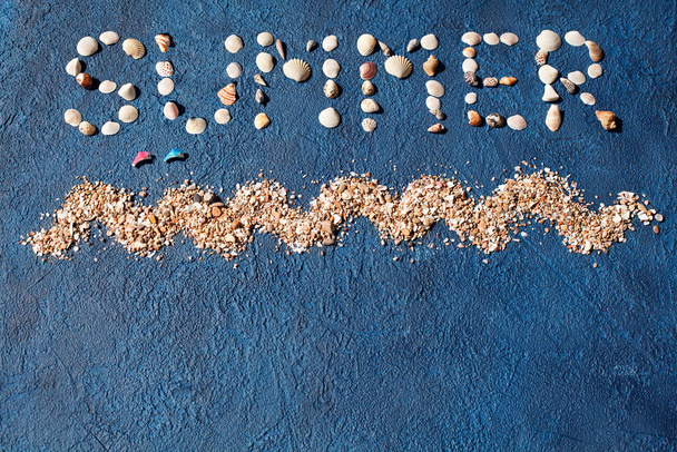 Palabra de verano hecha de conchas marinas, olas marinas, arena dorada, dos delfines saltando sobre fondo azul vista superior de cerca, concepto de vacaciones de verano, diseño de vacaciones de playa de mar, letras hechas de conchas, espacio de copia
 - Foto, Imagen