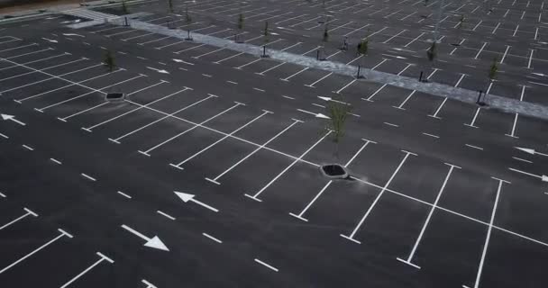 Nagrania lotnicze z pustego parkingu - Materiał filmowy, wideo