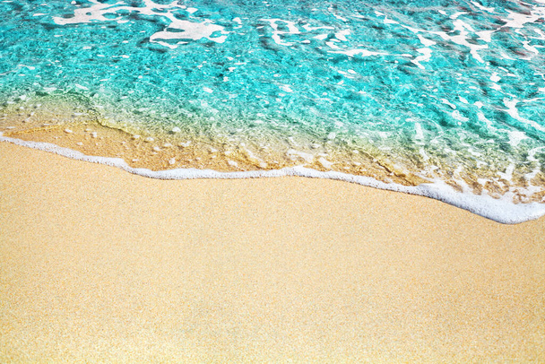 Modrá mořská vlna, bílá pěna, zlatý písek pláž, tyrkysová oceán voda zblízka, letní dovolená hraniční rámec koncept, tropický ostrov dovolená pozadí, turistické cestování banner design šablony, kopírovat prostor - Fotografie, Obrázek