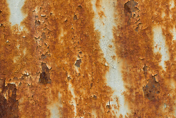 Σκουριασμένο vintage μεταλλικό φόντο υφή σιδήρου παλιά σκουριά grunge χάλυβα μεταλλικό βρώμικο καφέ τοίχο. Καστανή και κίτρινη σκουριά σε λευκή μεταλλική επιφάνεια  - Φωτογραφία, εικόνα
