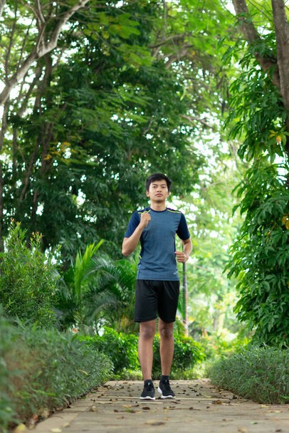 asiatique jeune fitness homme coureur courir à l 'parc
 - Photo, image