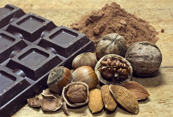 chocolade met ingrediënten - Foto, afbeelding