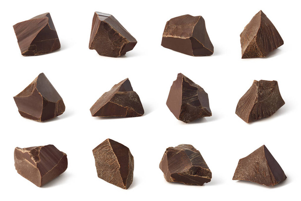 Conjunto de peças de chocolate escuro quebradas isoladas no fundo branco
 - Foto, Imagem
