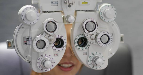 Nainen tarkistaa silmänsä klinikalla - Valokuva, kuva