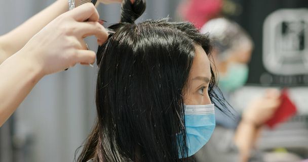 Vrouw kleurstof haarkleur bij schoonheidssalon - Foto, afbeelding