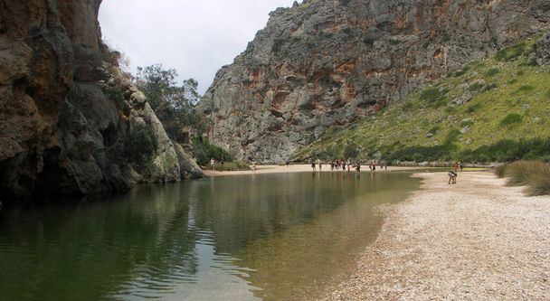 Gorge de la rivière Sa Colobra à Majorque avec des touristes en visite
 - Photo, image