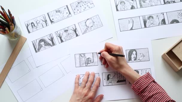 Művész illusztrátor rajzol egy storyboard a film. Az animátor létrehoz vázlatokat a rajzfilm. - Felvétel, videó