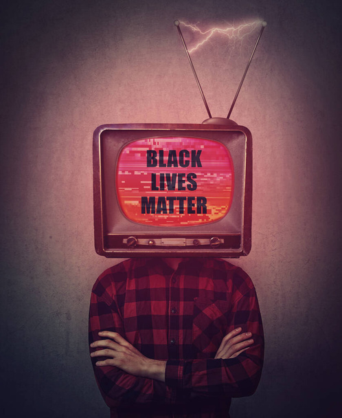 "Black Lives Matter", репортаж протеста. Телеведущий журналист объявляет главные новости дня. Права чернокожих в США. Позиция СМИ по социальным проблемам и расизму - Фото, изображение