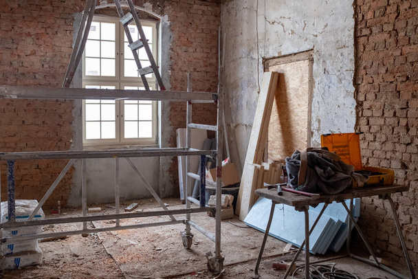 on an old building site there is a scaffold and a ladder in one room - Foto, immagini