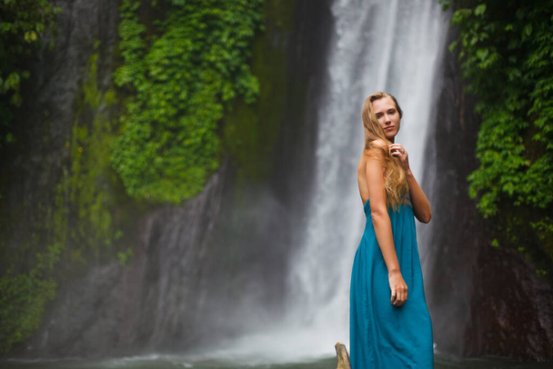 piękna dziewczyna na wyspie Bali spacery w pobliżu wodospadu - Zdjęcie, obraz