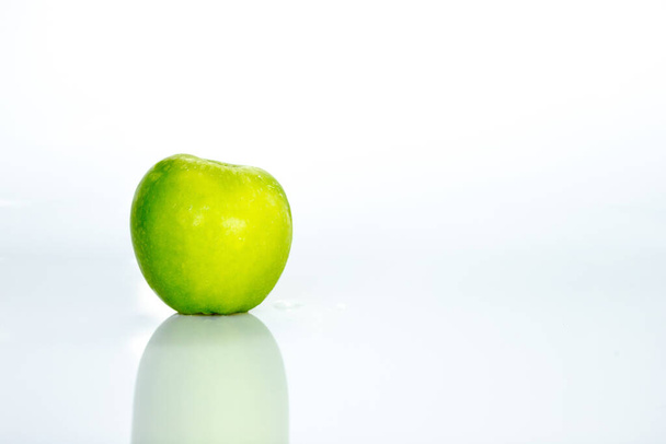 Manzana verde sobre fondo blanco - Foto, Imagen