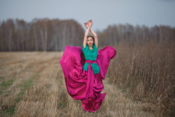 dziewczyna w wizerunku cygańskiej dziewczyny taniec  - Zdjęcie, obraz