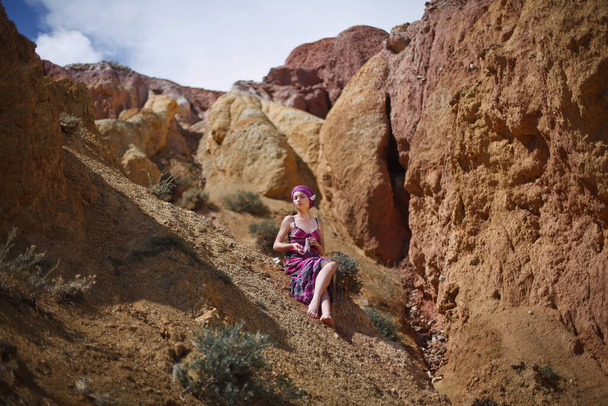 a beautiful girl in an oriental image walks in the desert, Altai Mars, Chagan Uzun, Kyzy-Chin - Fotoğraf, Görsel