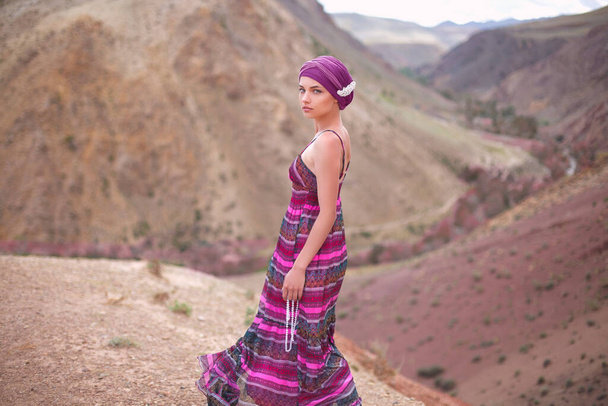 ein schönes Mädchen in orientalischem Bild spaziert durch die Wüste, Altai Mars, Chagan Uzun, Kyzy-Chin - Foto, Bild