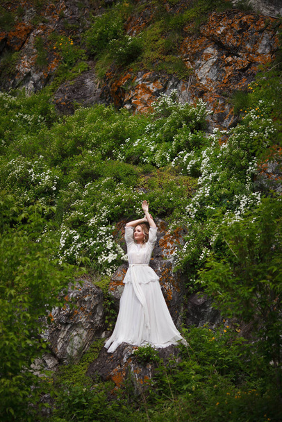 невеста гуляет по полю на фоне гор, фотосессия на Алтае, портрет невесты, девушка в белом платье в стиле бохо
 - Фото, изображение