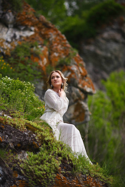 花嫁は山を背景に畑を歩きアルタイでの写真撮影花嫁の肖像画ボホ風の白いドレスの少女 - 写真・画像